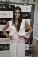 Sonam Kapoor at the launch of Spring Summer 2010 look Golden Girl in Mumbai on 14th March 2010.JPG